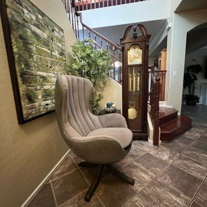 Beautiful uttermost swivel chair in excellent condition